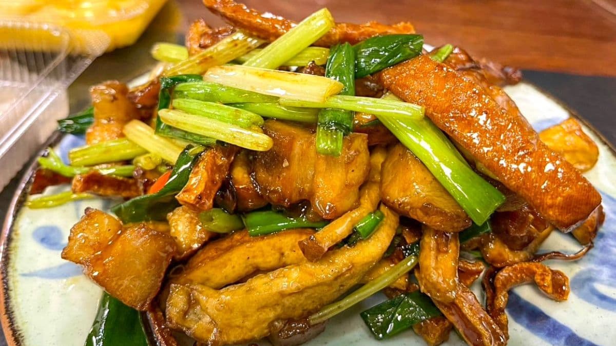 「客家小炒」魷魚有先炸過，口感嫩又多汁。（圖片來源：呂萱萱愛分享）