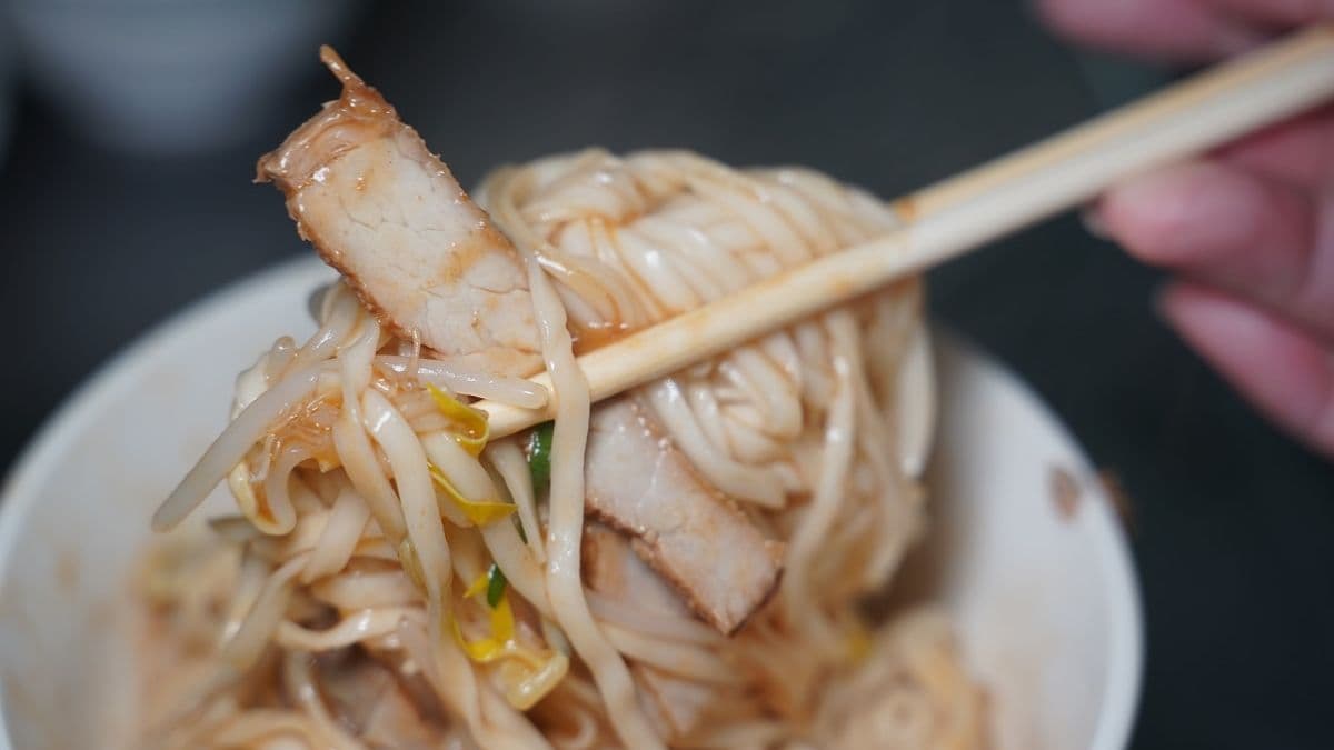 「乾白麵」麵條口感相當軟嫩很唰嘴。（圖片來源：東蛙池塘）