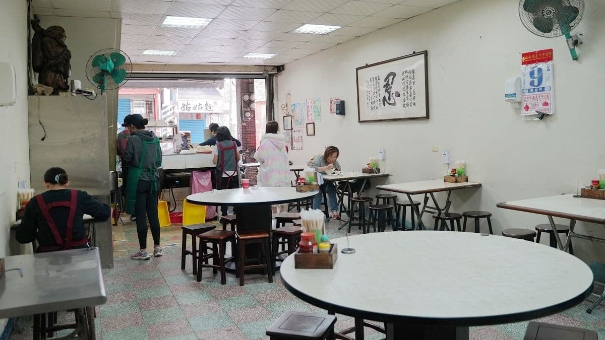 店內用餐空間寬敞，團客也坐得下。（圖片來源：東蛙池塘）