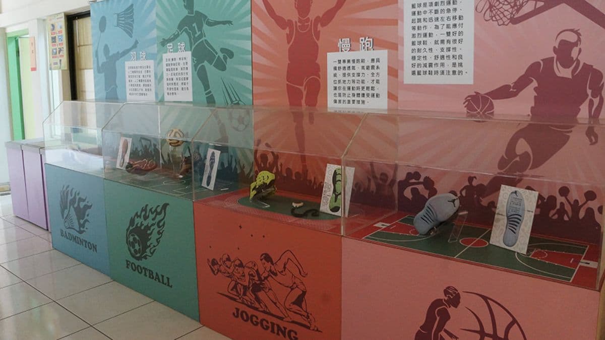 工廠內的展覽，展示出各種運動鞋款。（圖片來源：婷玩味生活）