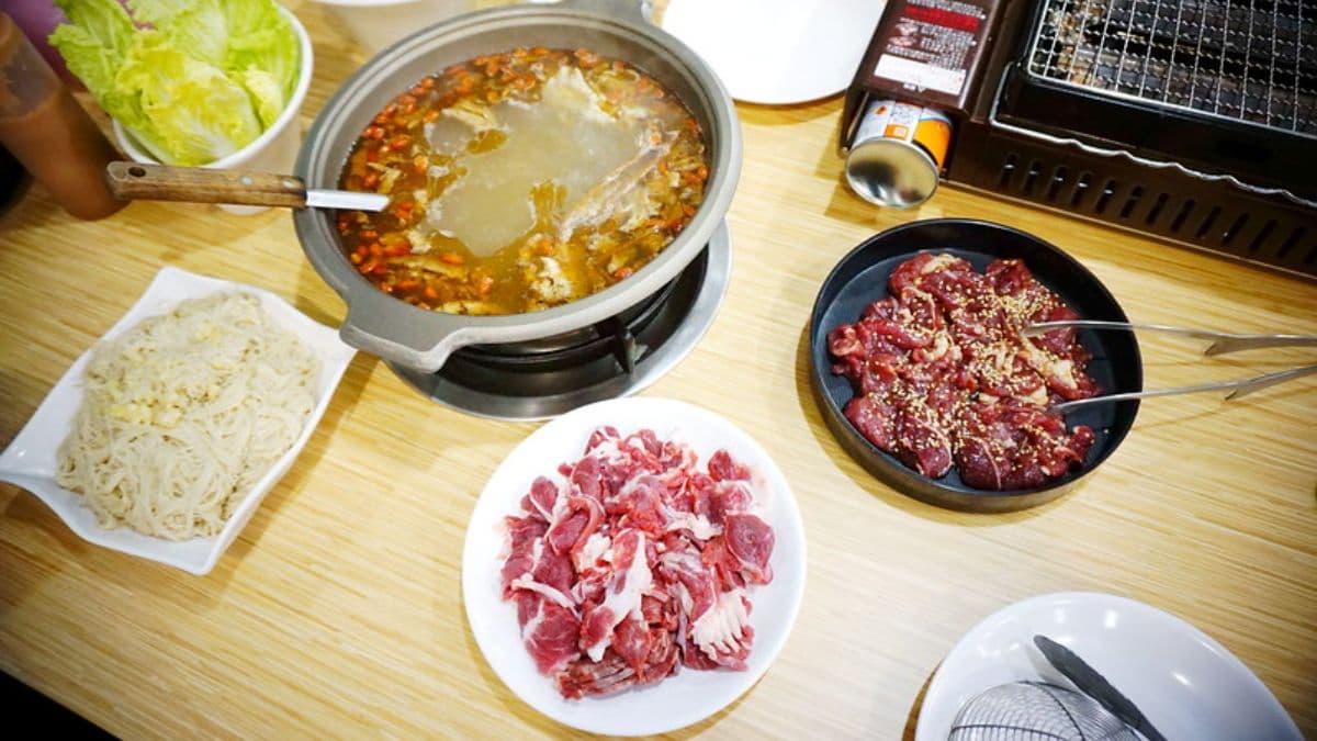 除了羊肉爐也推薦「招牌烤羊肉」，店家有獨創的新口味。（圖片來源：貪吃猴的幻想）