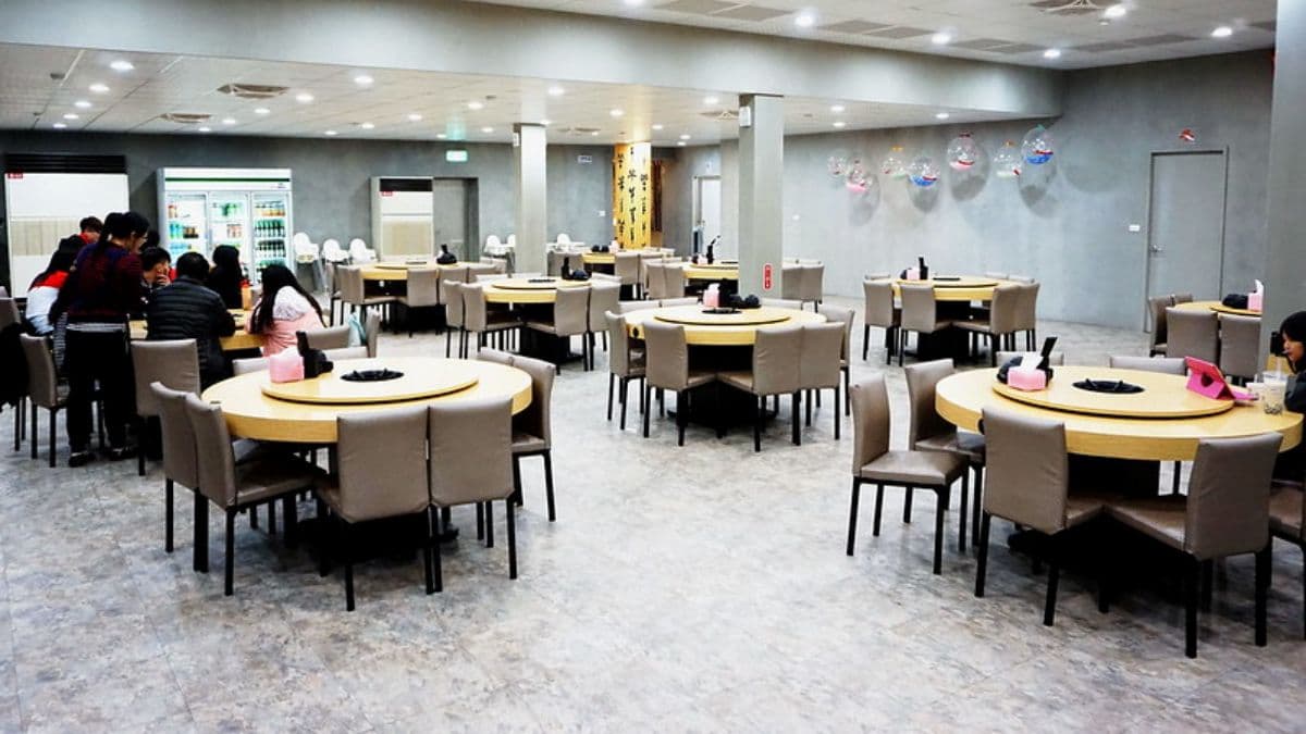 座位的空間動線寬敞舒適，這樣用餐也不會有壓迫感。（圖片來源：貪吃猴的幻想）