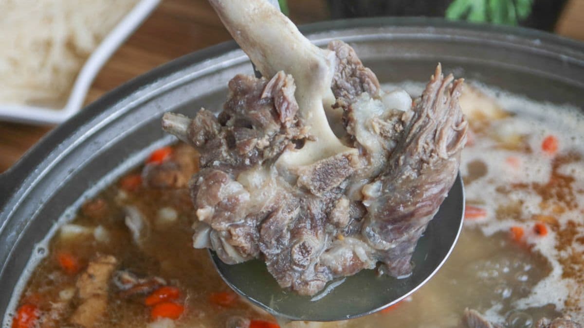 羊肉爐燉煮到軟爛的羊骨，稍微用筷子一剝就骨肉分離。（圖片來源：跟著尼力吃喝玩樂）