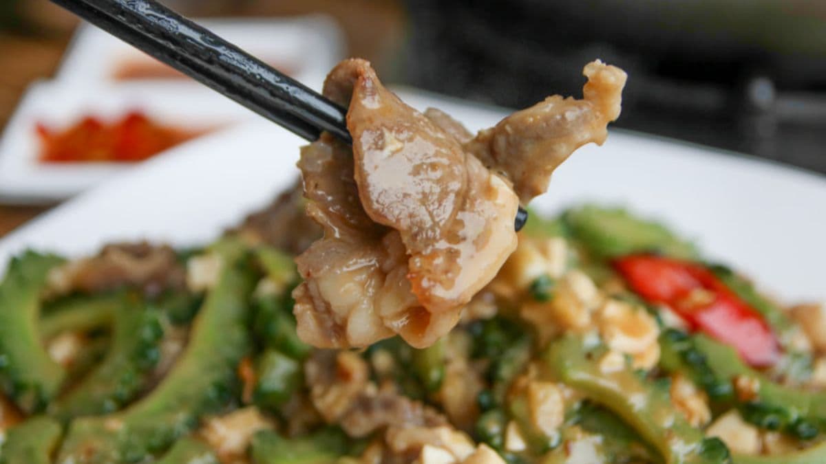 「金沙苦瓜羊肉」肉質軟嫩，開胃下飯。（圖片來源：跟著尼力吃喝玩樂）