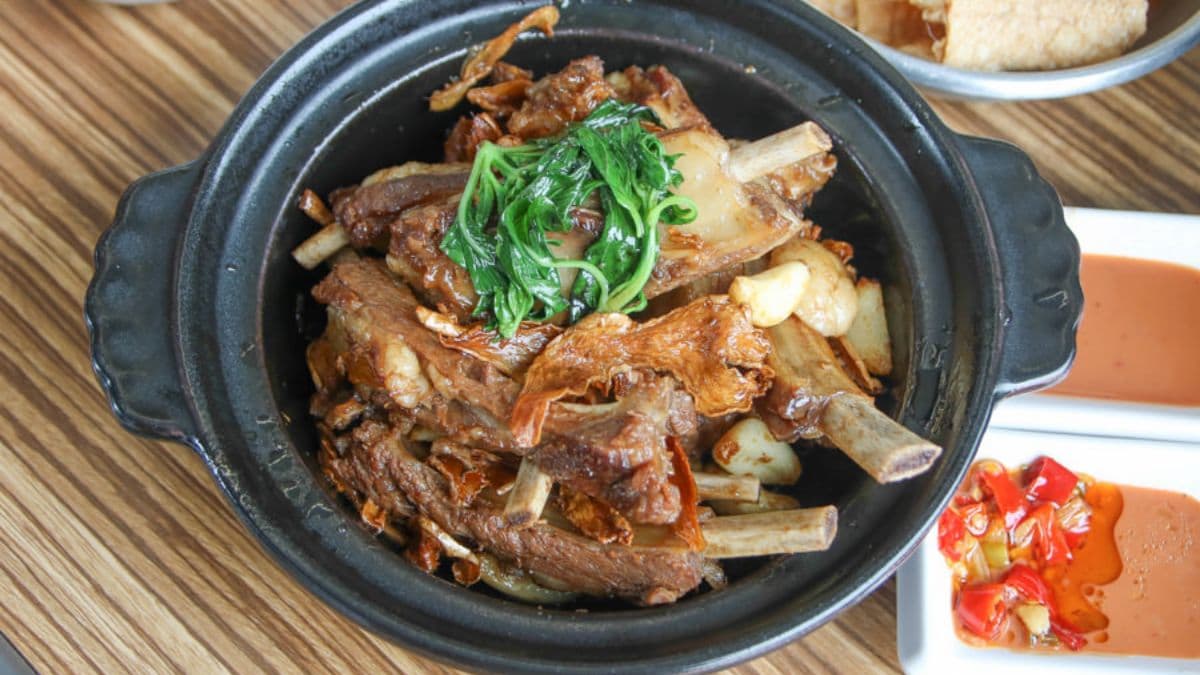 「三杯羊小排」保有羊肉本身的甜味，與三杯的醬汁香氣完美結合。（圖片來源：跟著尼力吃喝玩樂）