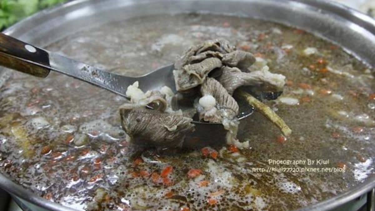嚼勁十足的羊肉是瘦肉帶皮，湯喝起來口感濃郁。（圖片來源：KiWi樂活食旅）