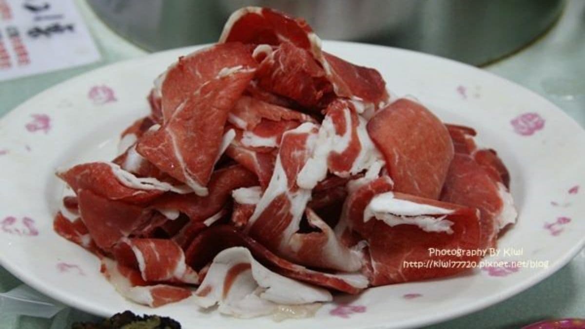 生羊肉盤肉質非常新鮮。（圖片來源：KiWi樂活食旅）