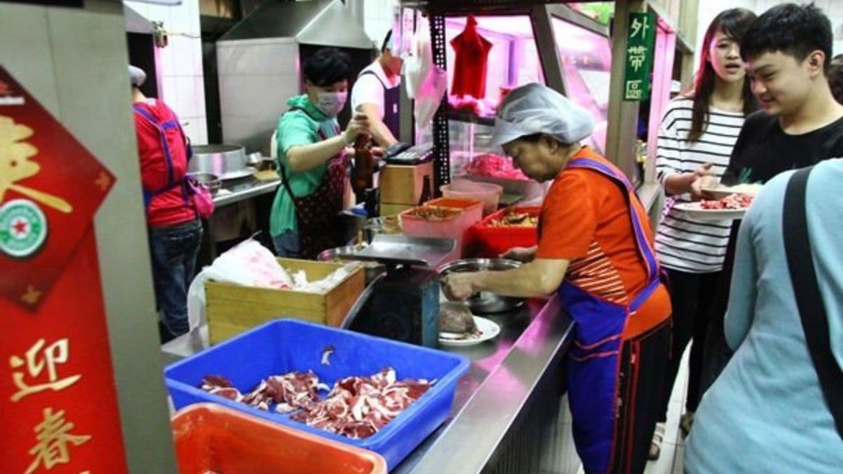 用餐時刻人潮眾多，店員忙到停不下來。（圖片來源：KiWi樂活食旅）