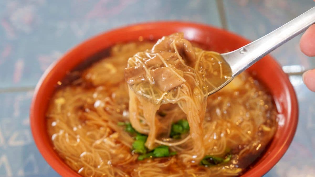 店家除了提供麵線，還有飯類、羹湯、臭豆腐。（圖片來源：鄉民食堂）