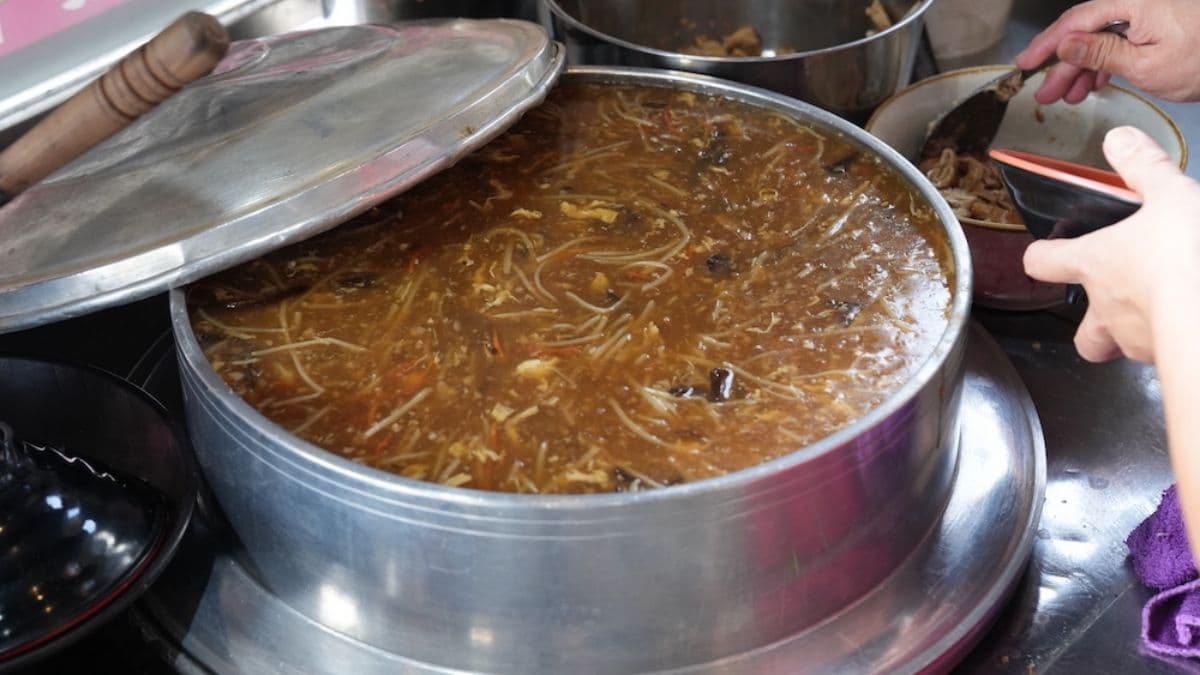 滿滿一大鍋羹湯，香氣撲鼻。（圖片來源：鄉民食堂）