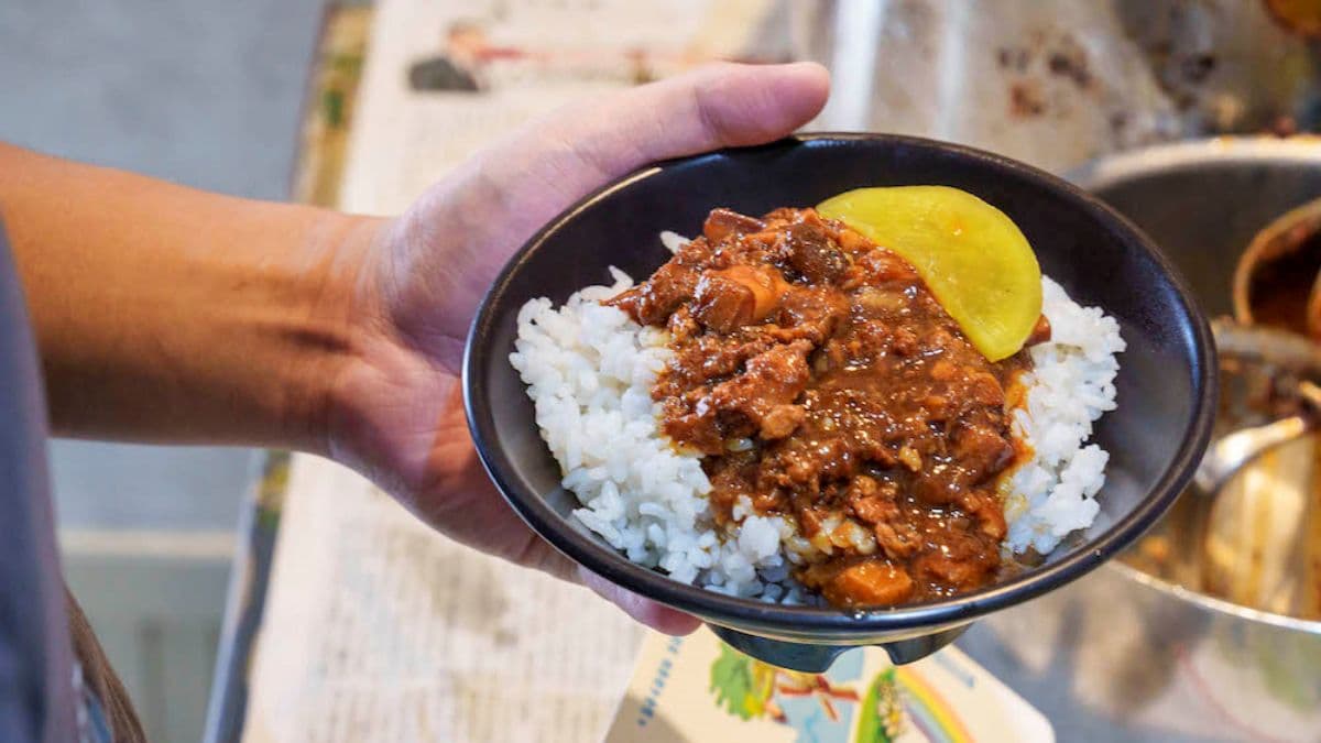 滷肉飯有滿滿膠質，一旁搭配的酸菜非常夠味。（圖片來源：鄉民食堂）