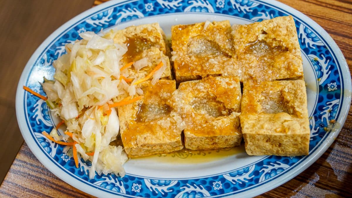 香酥臭豆腐外皮炸得酥脆，一口咬下很過癮。（圖片來源：螞蟻幫的櫥櫃）