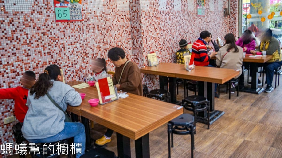 用餐時段總是湧入大量客人，建議可提早來店等候。（圖片來源：螞蟻幫的櫥櫃）