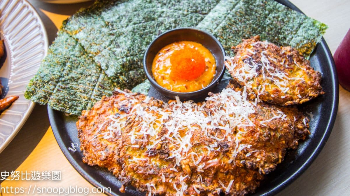 「手作花椰餅佐辣味海卵醬」口感酥脆並帶點海洋風味。（圖片來源：史努比遊樂園）