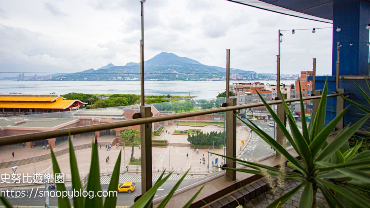 在「貳樓淡水站前店」用餐，還能遠眺淡水河及觀音山的絕美景觀。（圖片來源：史努比遊樂園）