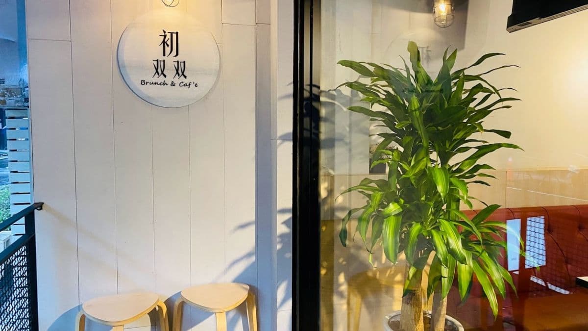 清新純白的店面搭配綠色植栽，給人一種溫暖的感覺。（圖片來源：大海愛上藍天旅遊日記分享）
