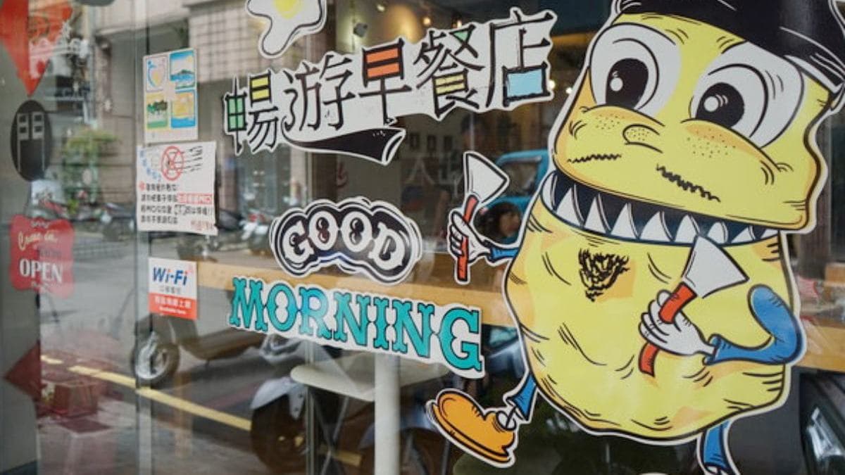 店家裝潢從門口開始就五彩繽紛，也充滿童趣。（圖片來源：東蛙池塘）