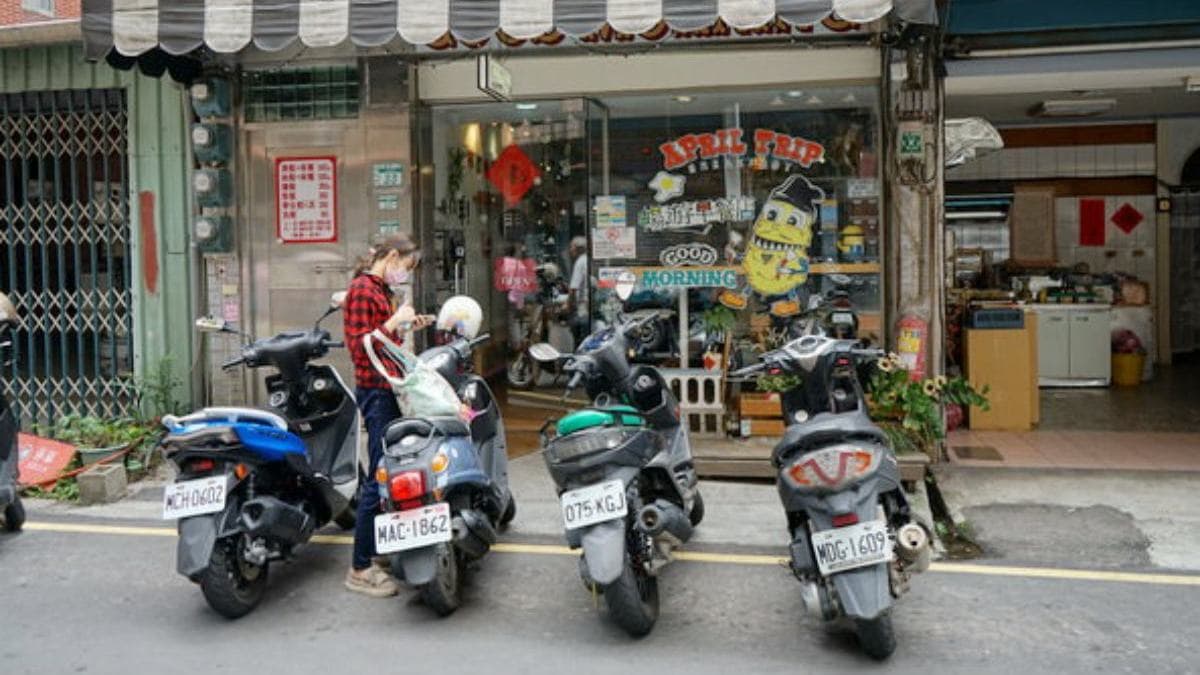 「暢遊早餐店」是位於淡水水源街上的知名早午餐店。（圖片來源：東蛙池塘）