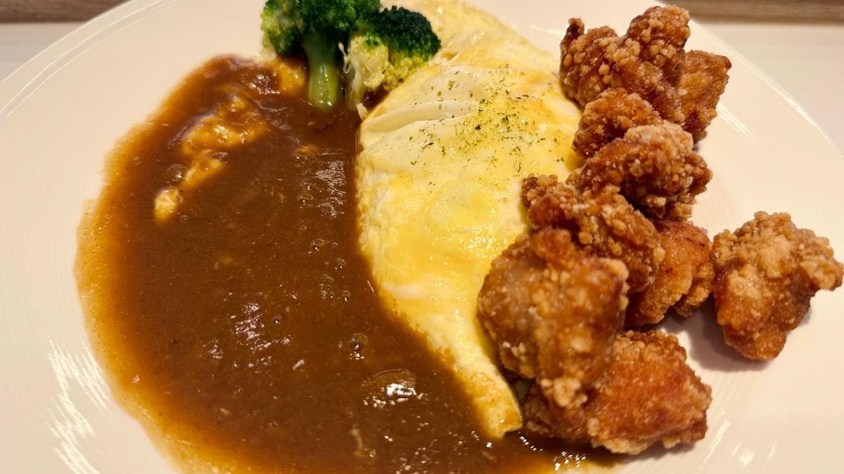 「唐揚雞咖哩蛋包飯」炸得剛剛好，咖哩醬吃起來不會太濃稠。（圖片來源：洋洋的吃喝玩樂）