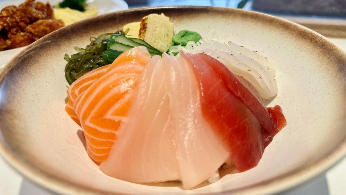 「龜覓海鮮丼」有鮭魚、鮪魚等，用料超豐富。（圖片來源：洋洋的吃喝玩樂）