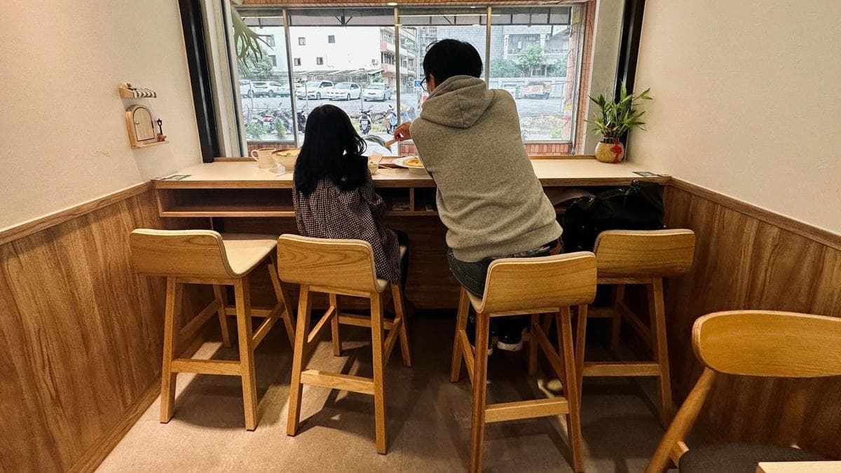 店內環境明亮乾淨，有的座位還有對外窗。（圖片來源：洋洋的吃喝玩樂）