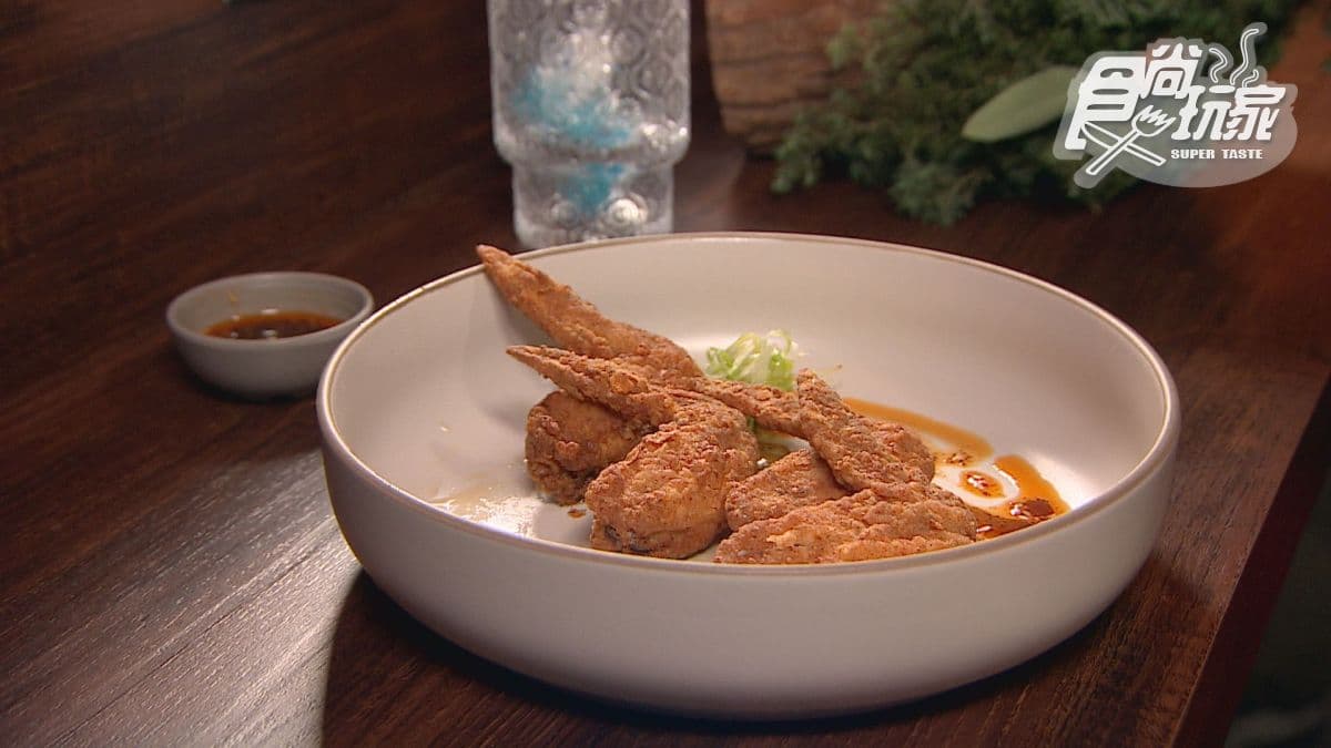 經典下酒菜，非常推薦「撈汁雞翅」。