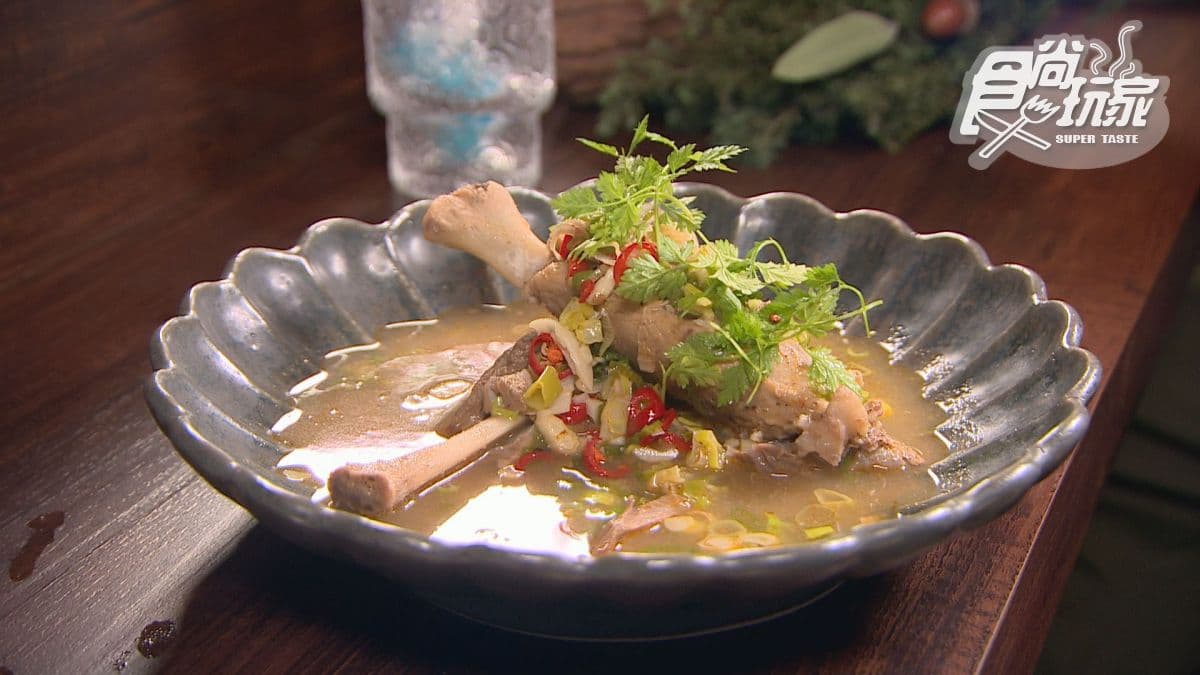 「帶骨豬腱子肉」輕輕一撥就能脫骨，肉香濃厚且入味。