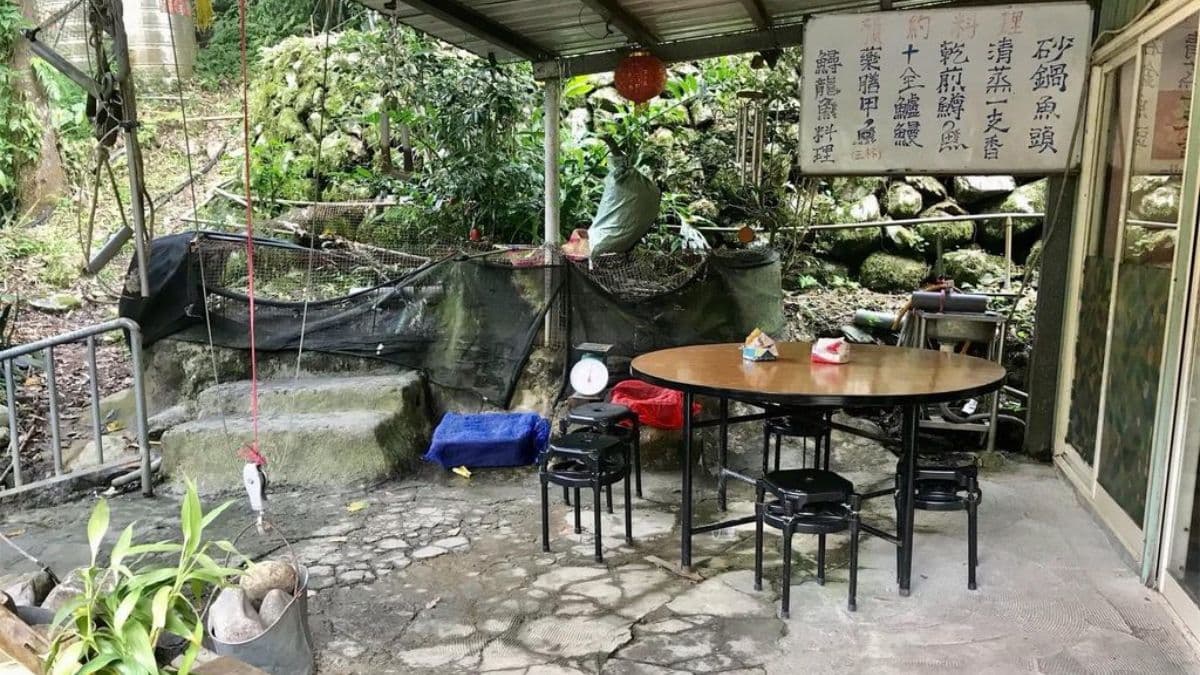 「阿蓋小阿姨美食」是烏來知名的原住民美食餐廳。（圖片來源：Tia妡享慢旅）