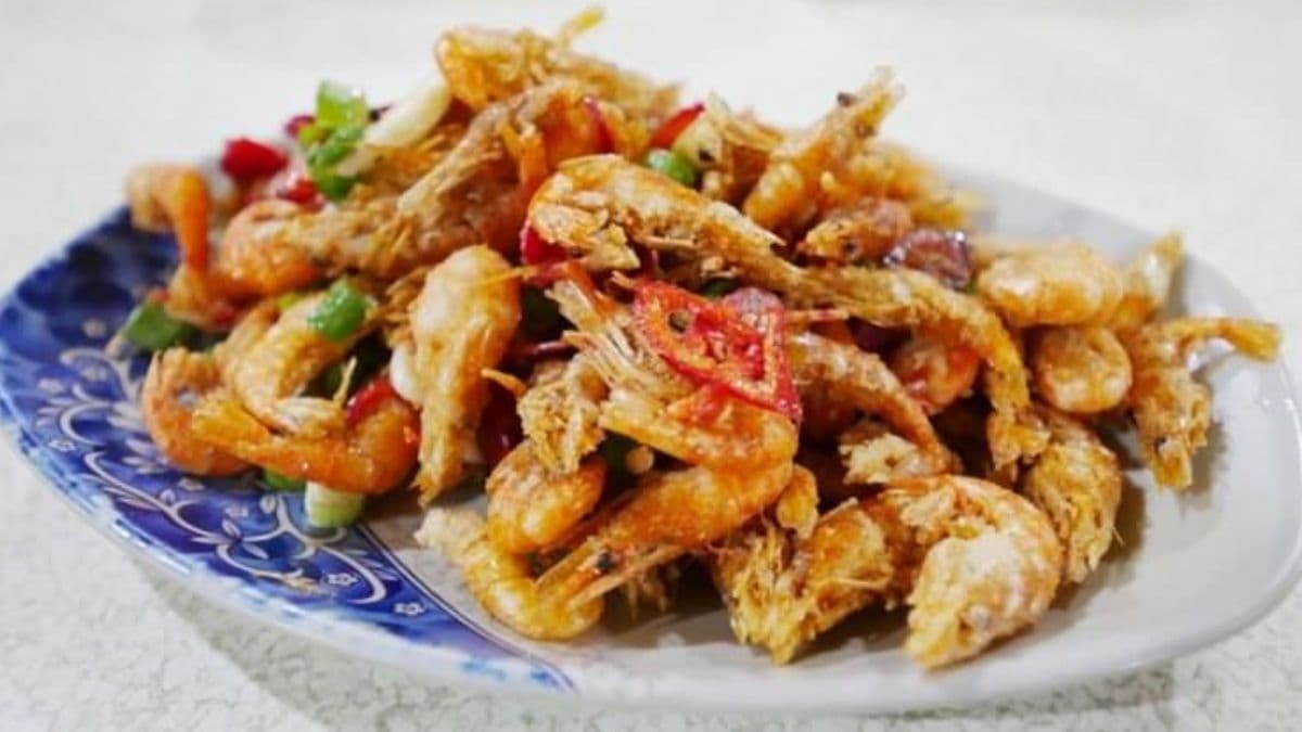 「炸溪蝦」金黃香酥，可連殼一起吃。（圖片來源：阿一一之食意旅遊）