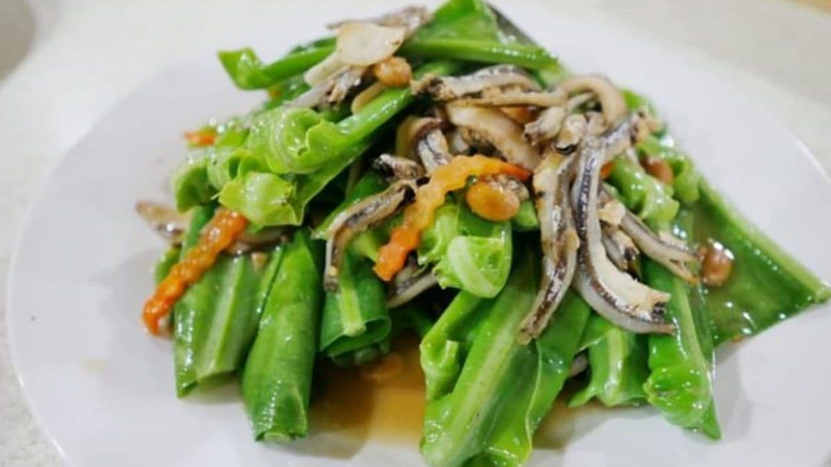 「炒山野菜」加入小魚和香菇，入口爽脆又鮮美。（圖片來源：阿一一之食意旅遊）