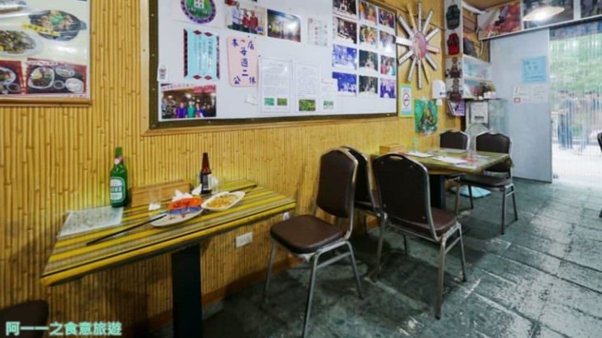 簡單的用餐環境，仿竹子質感的牆壁帶點原住民風味。（圖片來源：阿一一之食意旅遊）
