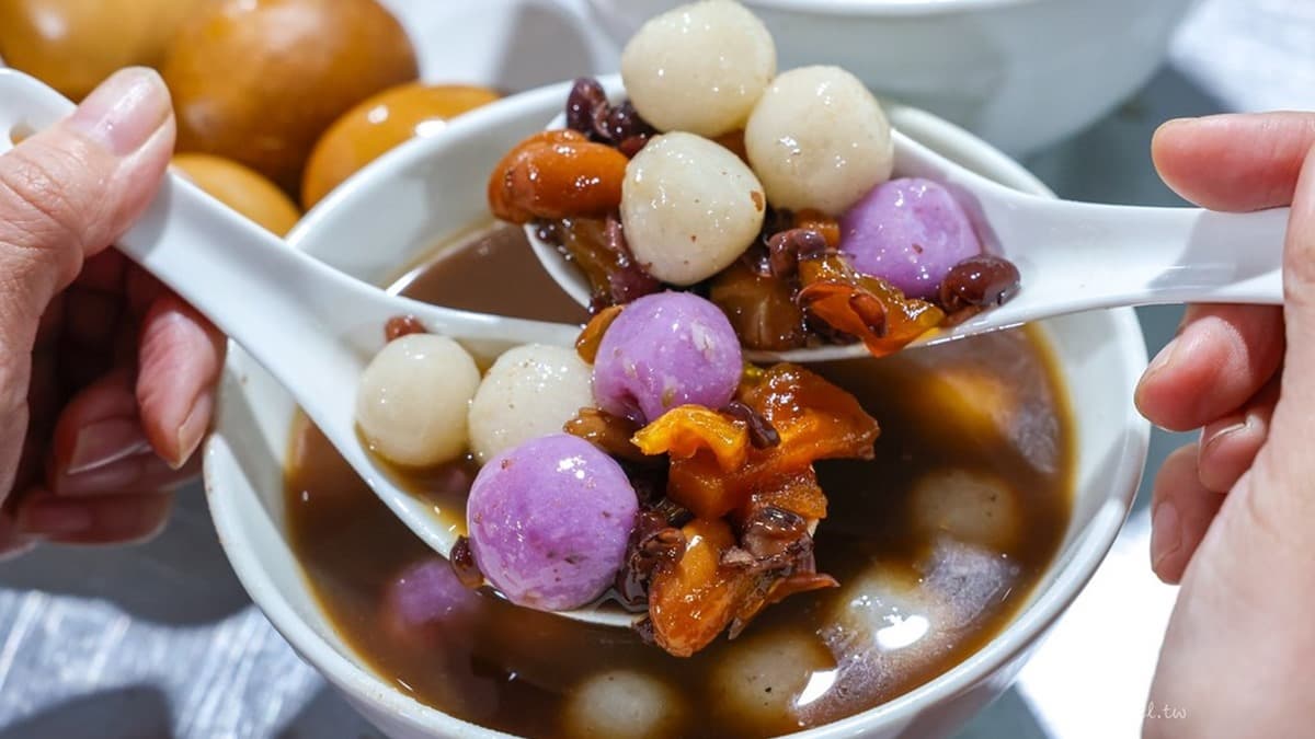 紅豆湯底甜蜜不膩，湯圓Ｑ彈有嚼勁。（圖片來源：陳小可的吃喝玩樂）