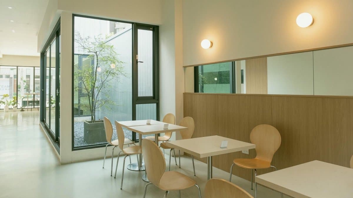 用餐區裝潢風格簡潔，引入自然採光。（圖片來源：黑哥桃｜BlackMOMO）