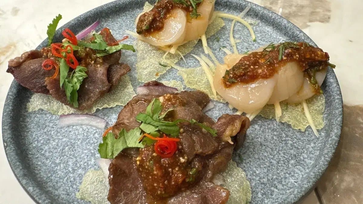 開胃菜冷盤提供「嫩煎牛舌」以及「生食級干貝」。（圖片來源：跟著企鵝一起吃喝玩樂）