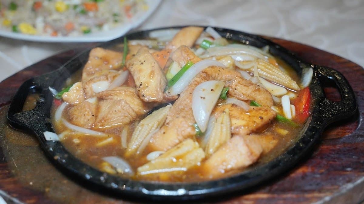「鐵板豆腐」口感非常軟嫩，帶點黑胡椒香更下飯。（圖片來源：東蛙池塘）