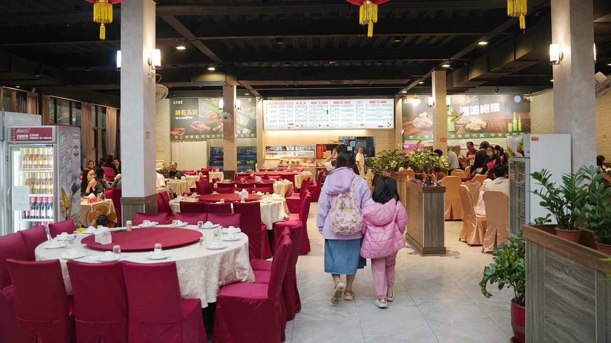 店家用餐空間挑高、寬敞，桌數很多。（圖片來源：東蛙池塘）