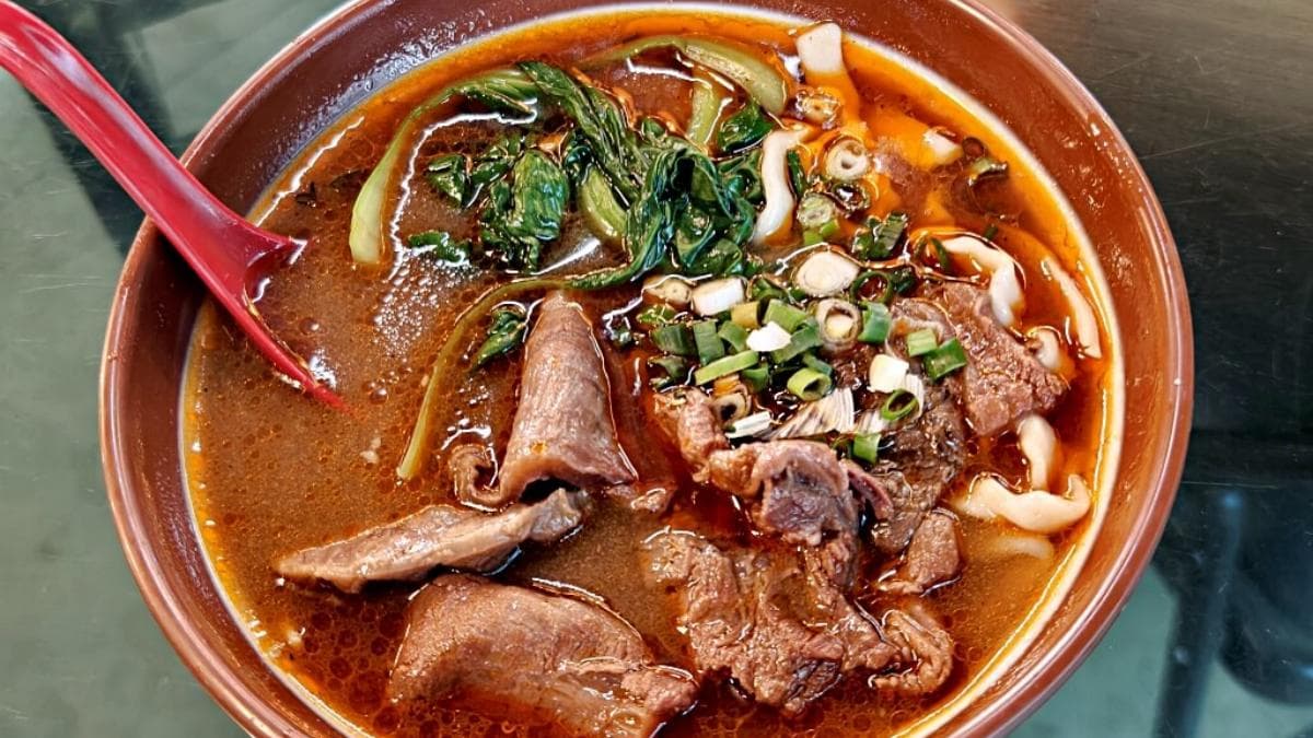 店家牛肉麵喝得到蔬果熬煮的清甜味，辣度可以調整。（圖片來源：Darren蘋果樹旅遊玩樂誌）