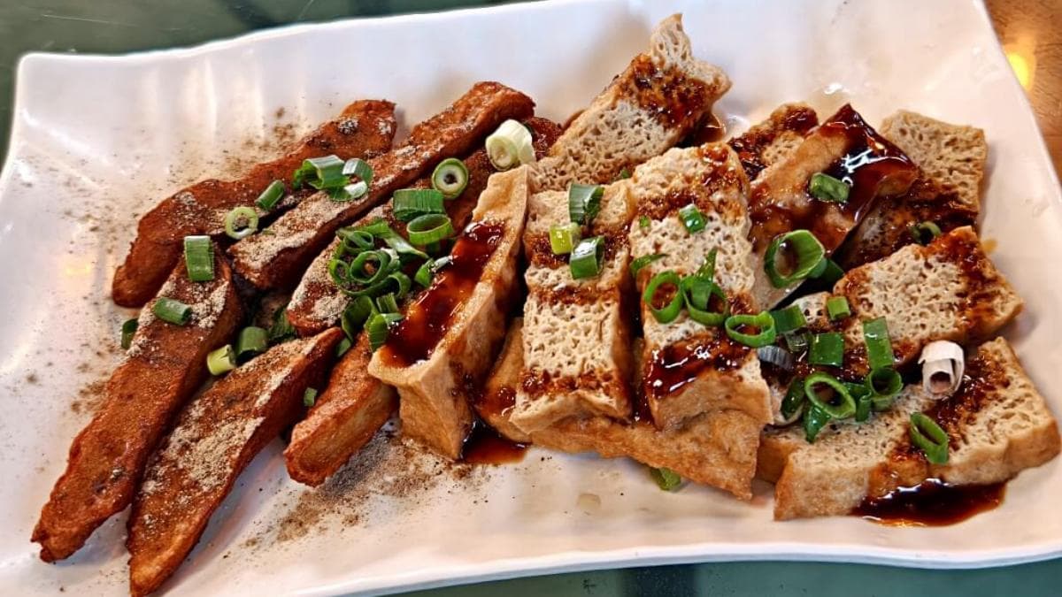 滷味盤炸過的甜不辣鹹香，油豆腐中規中矩。（圖片來源：Darren蘋果樹旅遊玩樂誌）
