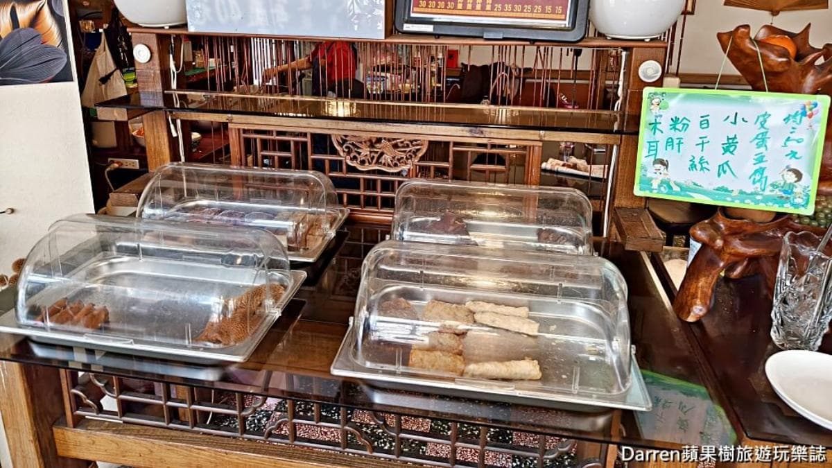 滷味小菜區採自助式，夾好給店家會切好送上桌。（圖片來源：Darren蘋果樹旅遊玩樂誌）