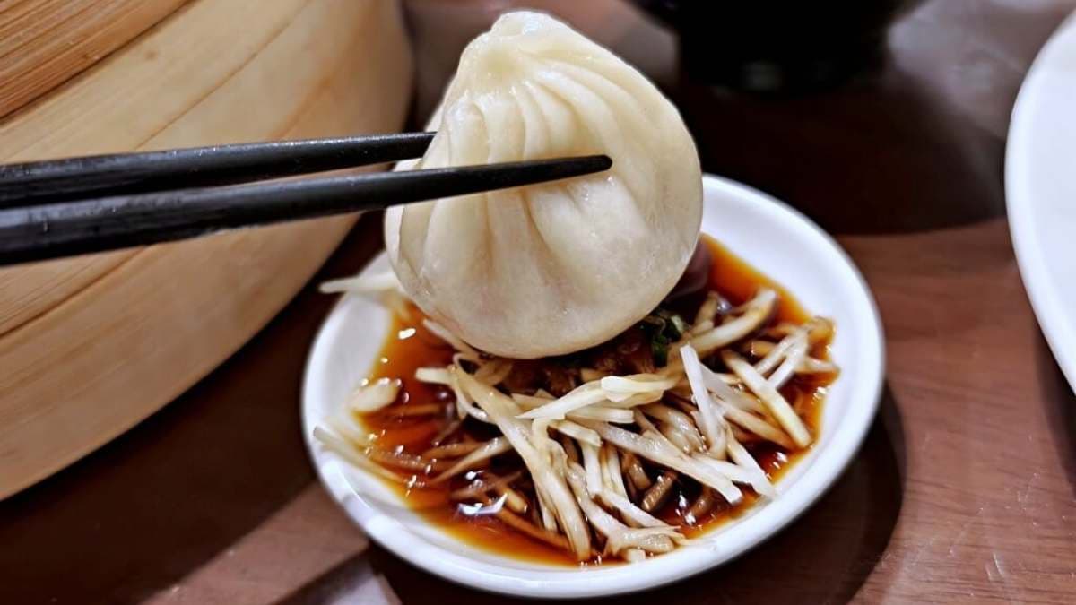 「小籠湯包」推薦必點，一咬就有滿滿湯汁流出。（圖片來源：Darren蘋果樹旅遊玩樂誌）