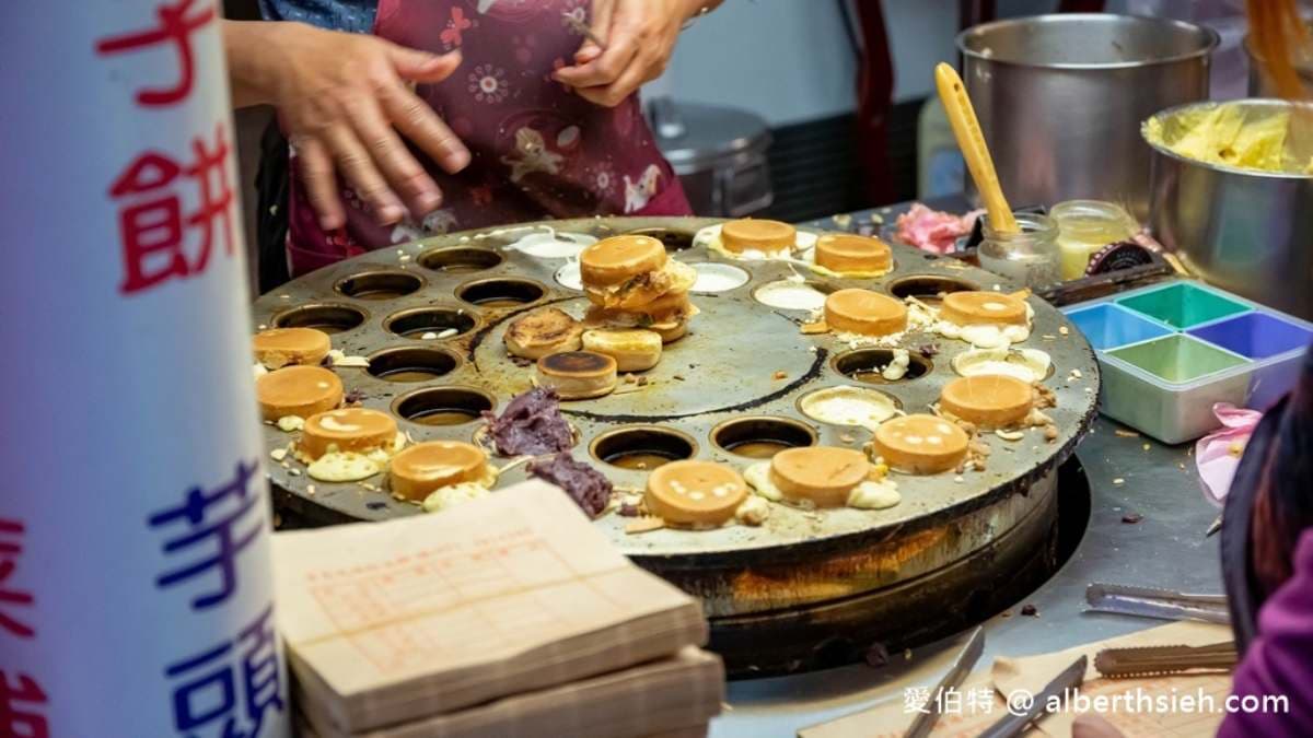將滿滿的餡料夾入紅豆餅中，店家現點現做。（圖片來源：愛伯特）