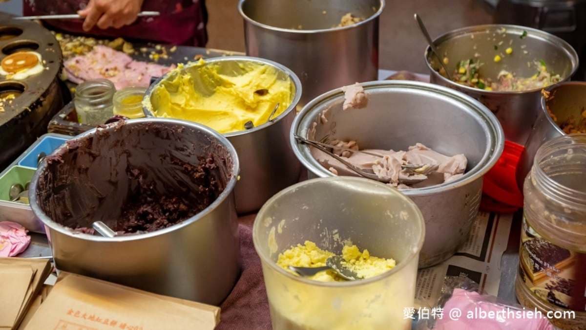 因為製作的口味眾多，攤位旁的各種餡料也多。（圖片來源：愛伯特）