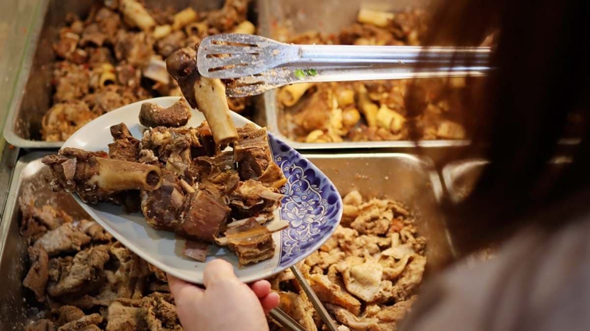 羊肉的部位選擇很多，自助區容易出現選擇障礙。（圖片來源：Ann •榜哥 •生活事務所）