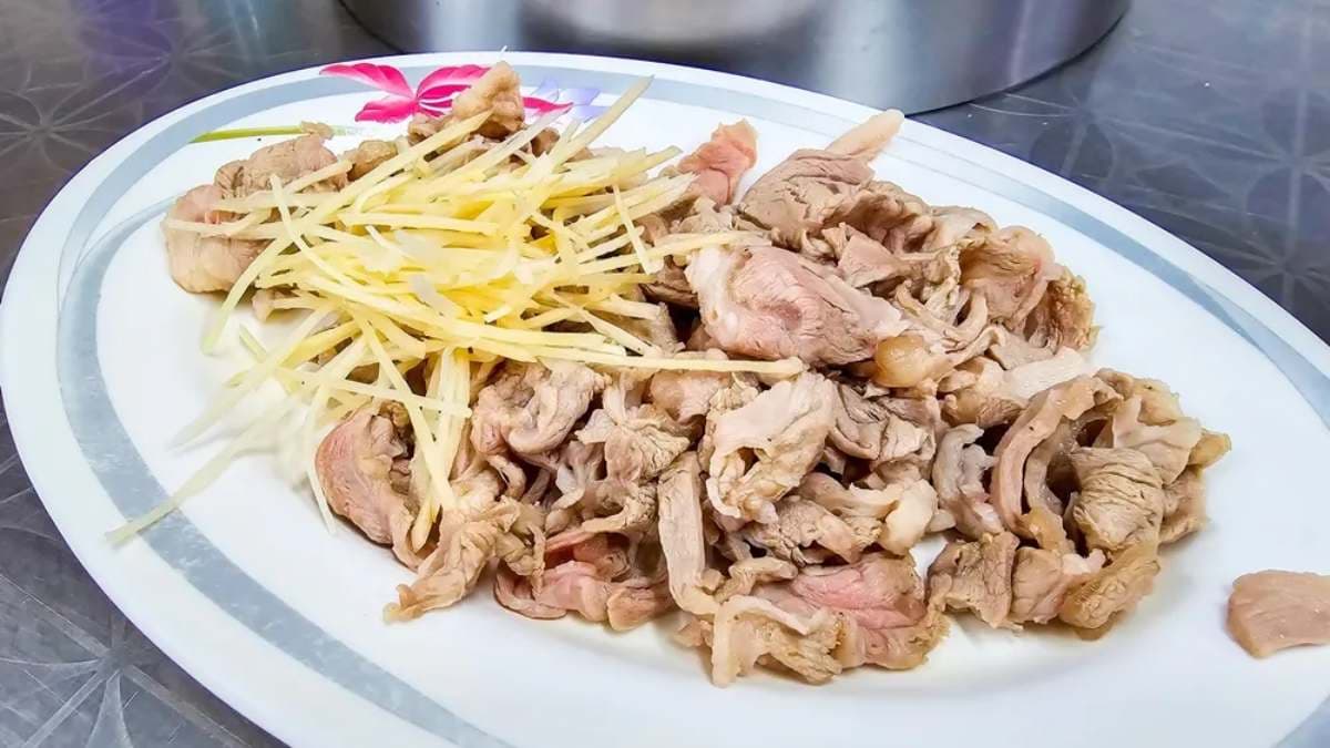 「白片羊肉」直接氚燙瀝水上桌，肉質鮮嫩。（圖片來源：南人幫）