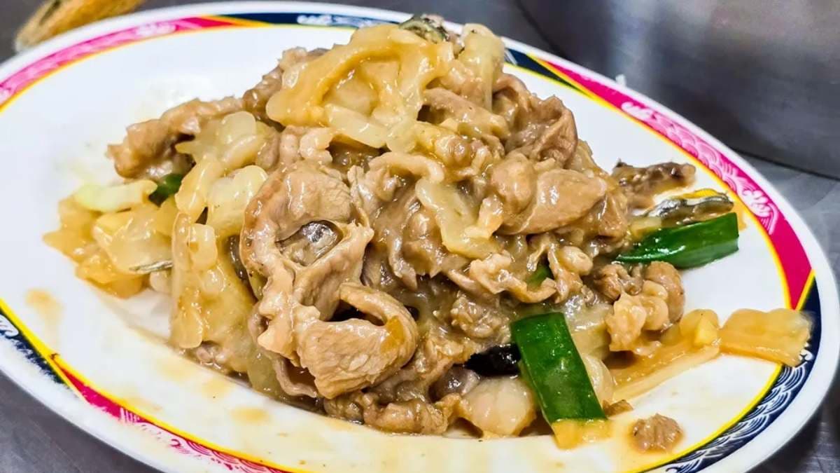 「苦瓜羊肉」使用小魚乾和苦瓜爆炒，非常下飯。（圖片來源：南人幫）