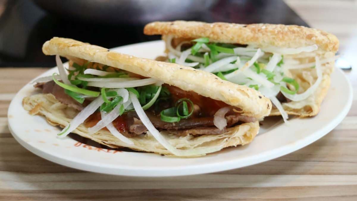 「羊肉燒餅」有招牌、原味、泰式３種口味。（圖片來源：菓子の幸福週記）
