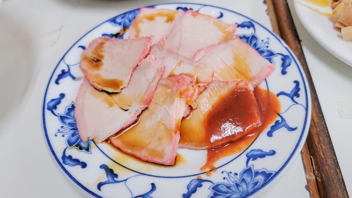 紅燒肉吃起來不會柴，配上沾醬調味也很棒。（圖片來源：小佳的幻想世界）