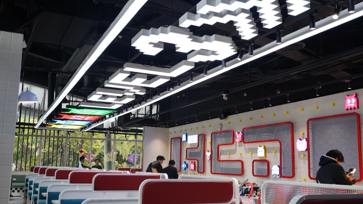 店內以電子像素風打造用餐氛圍，占地超過1000坪。（圖片來源：我家牛排）