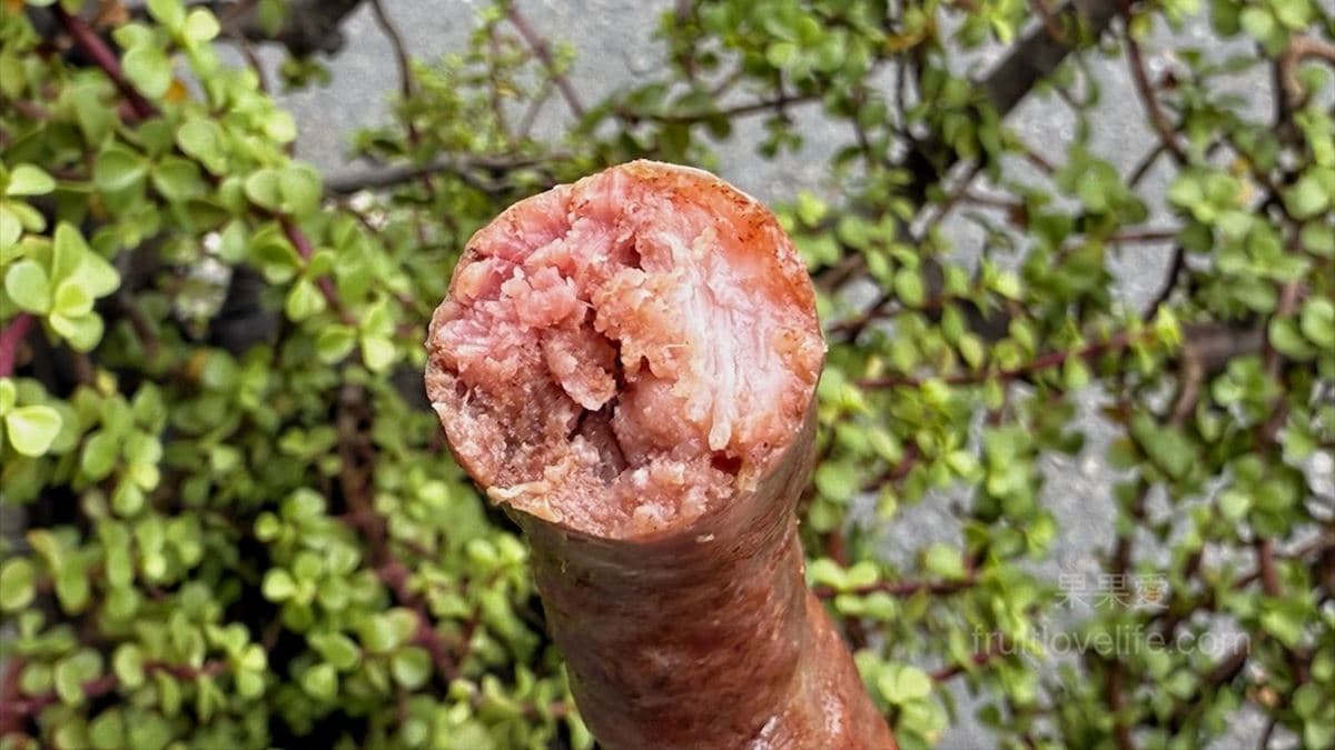 肉質扎實有彈性，咀嚼時可以吃到裡面油脂變成脆脆的口感。（圖片來源：果果愛 Fruitlove）