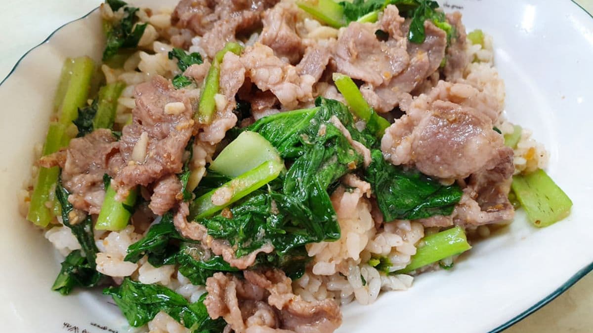 羊肉燴飯炒沙茶特別香，羊肉片很多外還有很多青菜，吃起來爽口不膩。（圖片來源：菓子の幸福週記）